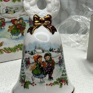 Avon Christmas Bell 1986 Holiday Collectible Porcelain‎ Wreath Ornament